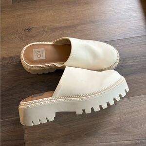 DV Dolce Vita Women's Lexy Lug-Sole Platform Clogs